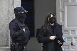 El juez cita este lunes a la expareja de &Aacute;balos por primera vez como imputada y al hermano de Koldo