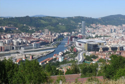 El juez de Bilbao recuerda al IML de Cantabria que tiene que ampliar la autopsia al fallecido tras un implante capilar