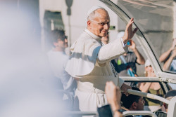 El Papa recuerda su viaje a Espa&ntilde;a y pide "alzar la mirada hacia el cielo" durante un concierto en Castel Gandolfo