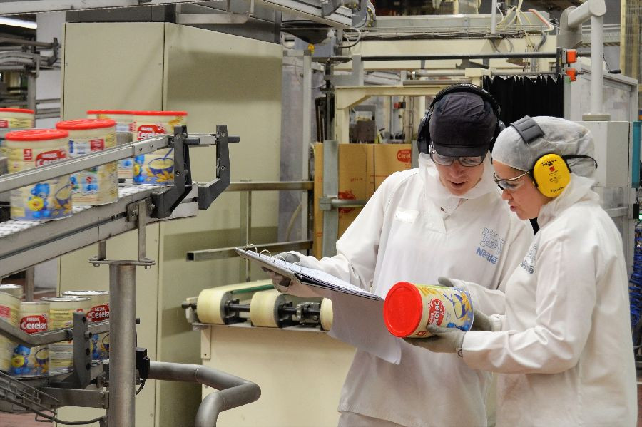 El Parlamento, un&aacute;nime con los trabajadores de Nestl&eacute;, pide la retirada de un ERE que los n&uacute;meros "no justifican"