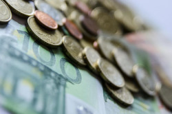 El PIB creci&oacute; un 0,6% hasta marzo, dos d&eacute;cimas menos, pero acelera su avance interanual al 2,7%