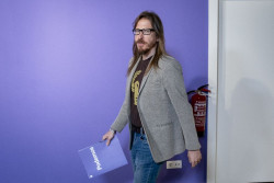 El portavoz de Podemos considera "indefendible" que Zapatero tenga joyas valoradas en 1,3 millones