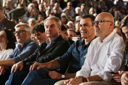 El PSOE mantiene su apoyo a Zapatero tras su auto entrevista  sin explicar nada