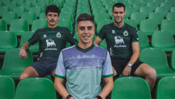 El Racing presenta su segunda camiseta, de color verde oscuro y con una fotograf&iacute;a en el reverso