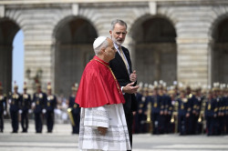 El Rey, con el gui&oacute;n a cuestas, lamenta el "dolor" por los abusos por parte de la Iglesia y agradece al Papa su "firmeza"