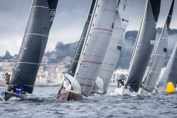 El Rey Juan Carlos participa  en Liga de 6 Metros con la disputa de la segunda serie en Sanxenxo