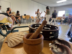 El sonido de las cucharas, las vieiras y el almirez clausura el curso de verano `Cantares y percusi&oacute;n` en Torrelavega