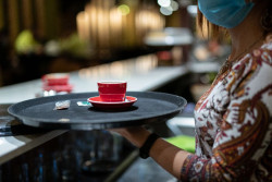 El Supremo fija que una ca&iacute;da de camino al bar para merendar en horario de trabajo es un accidente laboral