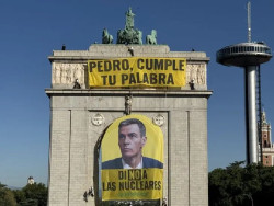En libertad con cargos los activistas de Greenpeace que desplegaron una pancarta en Madrid por la central de Almaraz