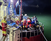  Evacuado un pescador herido de un barco en el puerto de Santo&ntilde;a