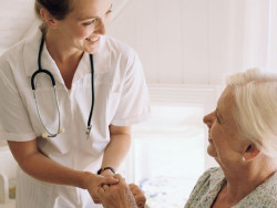 Experto resalta que las nuevas tecnolog&iacute;as permiten a m&eacute;dicos de Atenci&oacute;n Primaria hacer cribados de demencia r&aacute;pidos
