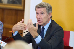  Feij&oacute;o pregunta cu&aacute;nto necesita Zapatero para "acreditar el origen de sus joyas" y cu&aacute;nto Hacienda para actuar