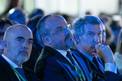 Feij&oacute;o se vuelca en Catalu&ntilde;a para reforzar su partido y aprovechar los recelos que genera el "viacrucis" de S&aacute;nchez