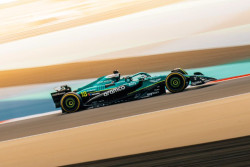 Fernando Alonso y Lance Stroll ya ruedan en Bar&eacute;in con el nuevo AMR25 para 2025