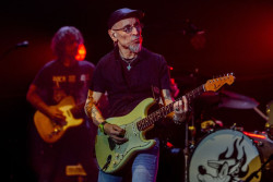 Fito & Fitipaldis triunfa con sus `aullidos` en un Movistar Arena a rebosar en su esperado regreso a Madrid