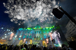 Gema Igual enciende por fin y parcialmente las luces de Navidad con averías en el encendido