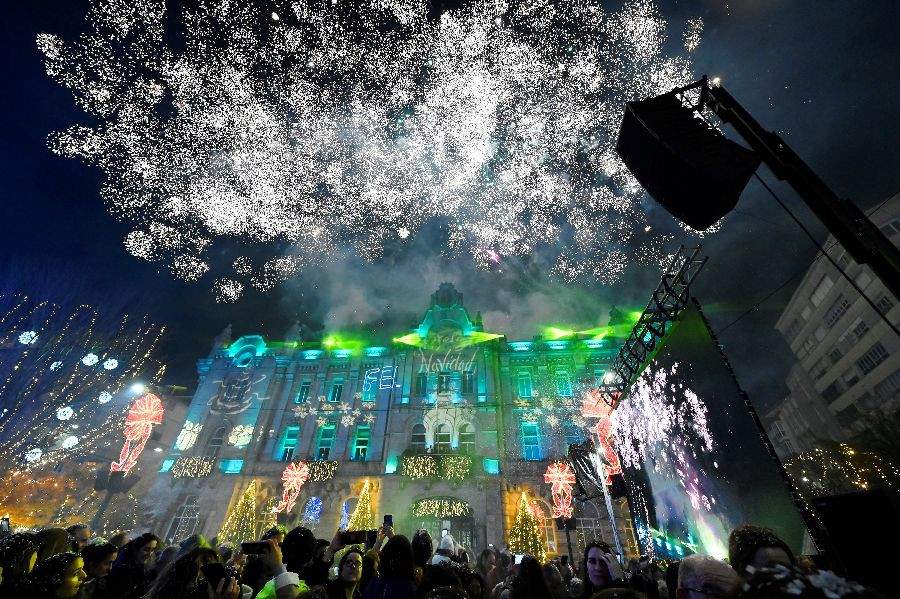 Gema Igual enciende por fin y parcialmente las luces de Navidad con averías en el encendido