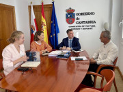 Gobierno y Rionansa abordan la reparaci&oacute;n del polideportivo de Puente Nansa