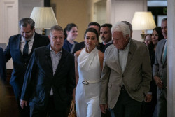Gonz&aacute;lez sugiere que Zapatero deber&iacute;a devolver las joyas antes de que se dirima su origen y Page le pide explicaciones