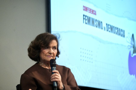 Hoy llega la paracaidista,Carmen Calvo, a la UIMP al todo gratis