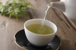 Investigadores observan en el laboratorio que el t&eacute; verde y el resveratrol reducen las placas de Alzheimer