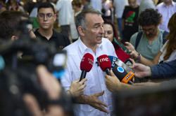 Izquierda Unida recula, acepta el rearme de España , pero siempre que no se pase del 5 %. Los sillones son los sillones.
