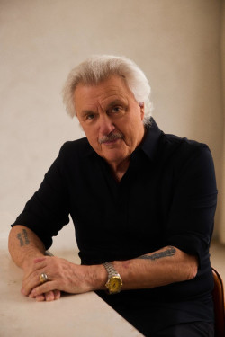 John Irving pide hacer un `impeachment` al "fascista" de Donald Trump: "Netanyahu se ha aprovechado de su estupidez"