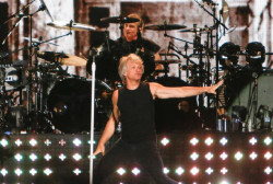 Jon Bon Jovi detiene su show en pleno concierto en el Madison Square Garden por problemas de salud
