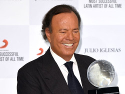 Julio Iglesias publica mensajes de `WhatsApp` enviados por sus exempleadas para demostrar la "falsedad" de la denuncia
