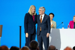 Kirsty Coventry releva formalmente a Thomas Bach e inicia su mandato al frente del Comit&eacute; Ol&iacute;mpico Internacional