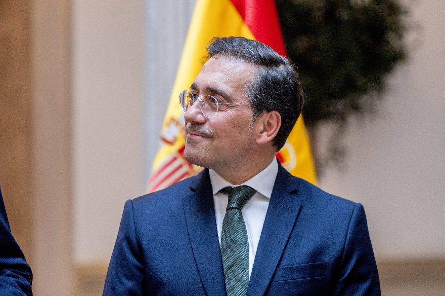 La banda de Sanchez meti&eacute;ndose con colonos israel&iacute;es y haciendo "amigos" para Espa&ntilde;a y S&aacute;nchez en la tumbona