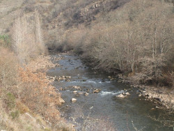 La CHE alerta de crecidas en cauces menores y barrancos en la cuenca del Ebro ante los avisos por lluvias y tormentas