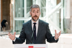 La Comunidad pide respetar al juez Peinado y tacha de "lamentable" que el Gobierno "haya salido a atacar" a los jueces