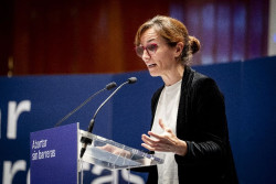 La comunista y ministra M&oacute;nica Garc&iacute;a avisa que descarta dejar el ministerio por culpa de Maricarmen y mantendr&aacute; la poltrona