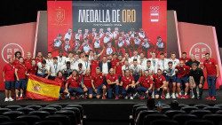 La "familia" de la selecci&oacute;n de f&uacute;tbol, homenajeada en la Ciudad del F&uacute;tbol por su oro ol&iacute;mpico