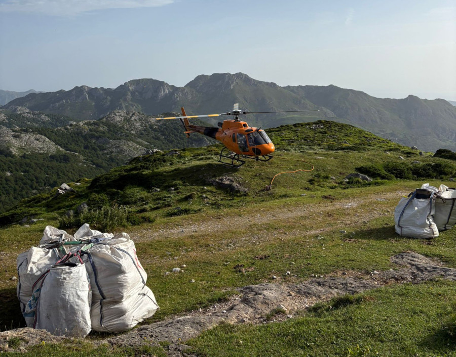 La Fundaci&oacute;n para la Conservaci&oacute;n del Quebrantahuesos refuerza el apoyo a la ganader&iacute;a extensiva con el helitransporte de 3,5 toneladas de pienso para mastines en Picos de Europa