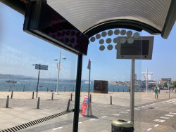 La futura obrita del aparcamiento del Sardinero y los monolitos de las paradas de las "guaguas" de Santander.    Carlos Magdalena