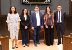 La investigadora Alicia Calder&oacute;n toma posesi&oacute;n como catedr&aacute;tica de la UC