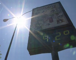 La llegada de una nueva ola de calor pone este martes en aviso a gran parte del pa&iacute;s
