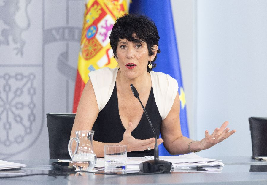 La ministra Saiz:   Felipe VI puede viajar a Ceuta y y Oscar Puente de eso nada