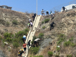 La Polic&iacute;a activa cargas para contener las entradas masivas en la frontera de Ceuta por mar y rodeando el espig&oacute;n