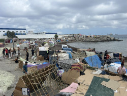 La Polic&iacute;a desaloja el asentamiento de los alrededores de la desaladora de Ceuta y reagrupa a varios inmigrantes