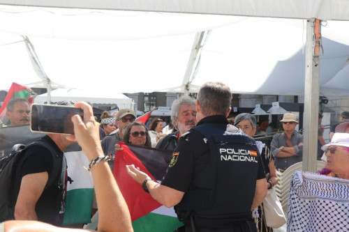 La presentaci&oacute;n del poemario `El d&oacute;lar de plata` es suspendida por fascistas de izquierda que se dicen pro palestinos 