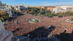 La ropa sucia se lava en casa.    Carlos Magdalena