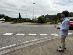 La rotonda del Donuts luce los colores de Torrelavega tras una actuaci&oacute;n de mantenimiento