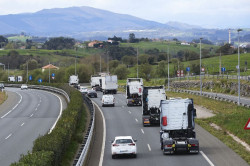  La segunda fase de la Operaci&oacute;n Salida provoca complicaciones en la A-67 en la zona de Torrelavega