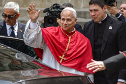 Le&oacute;n XIV bendice a los fieles desde el balc&oacute;n del Palacio Episcopal de Barcelona