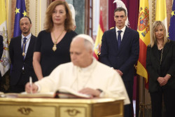 Le&oacute;n XIV firma en el Libro de Honor del Congreso y recibe dos incunables como obsequio de las Cortes