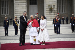 Le&oacute;n XIV, recibido con honores por los Reyes y sus hijas a su llegada al Palacio Real