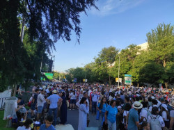 Le&oacute;n XIV vuelve a ser aclamado por los madrile&ntilde;os en su tercer recorrido en papam&oacute;vil y sigue bendiciendo beb&eacute;s